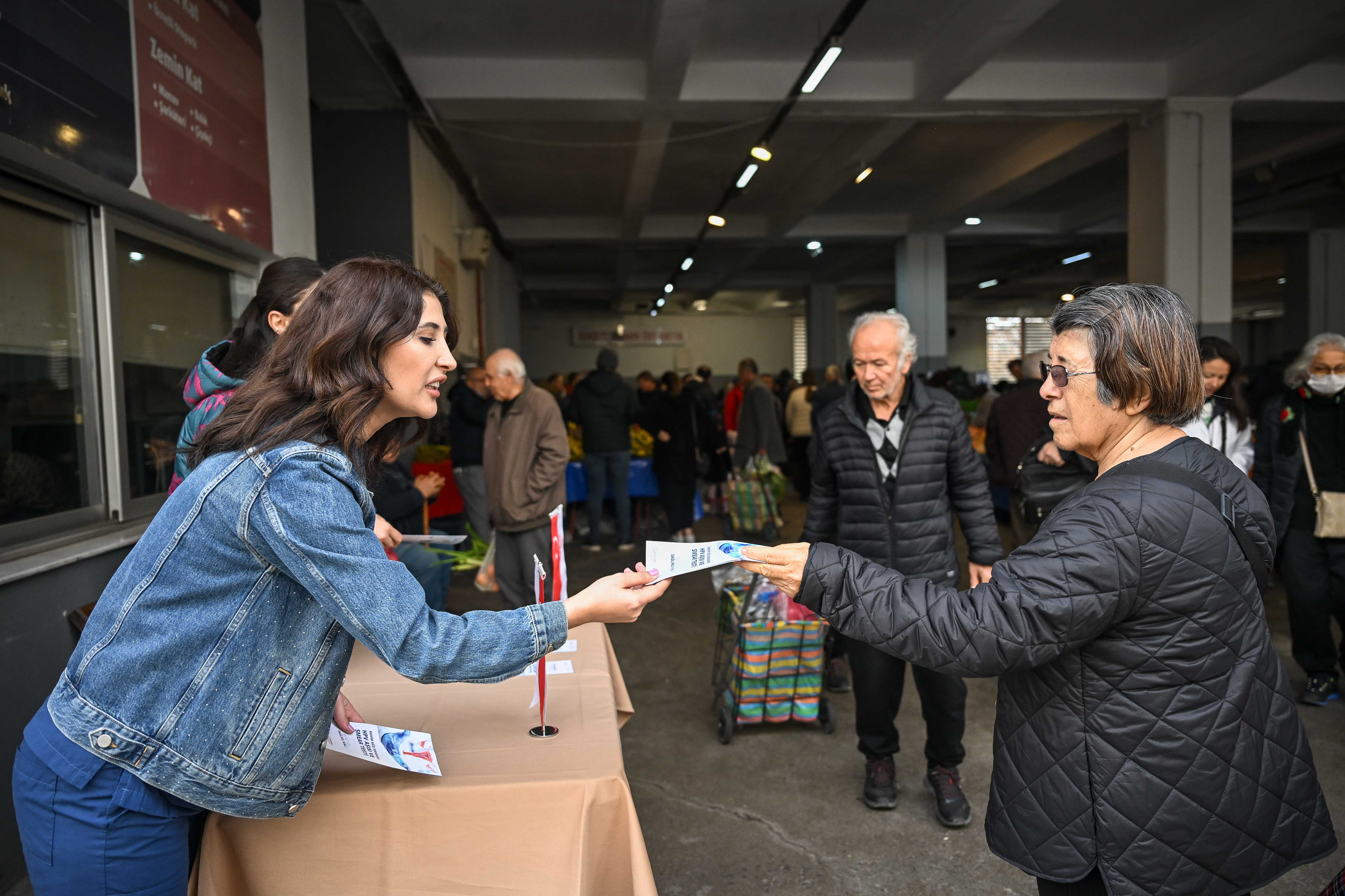 Bornova'da Serviks Kanseri Farkındalığı için broşür dağıtımı yapıldı<