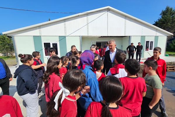 Yazlık İlkokulu öğrencileri için 4 derslikli prefabrik yapı kuruldu<