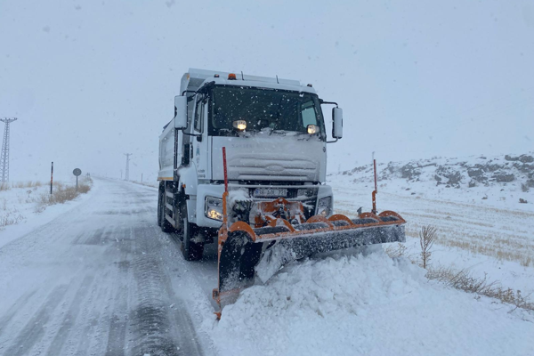Kayseri'de yoğun kar yağışı sonrası 286 mahalle yolu ulaşıma açıldı