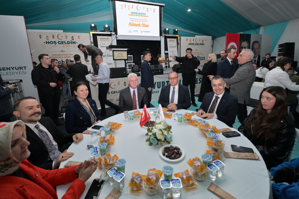 Başkan Vekili Aksoy ve Vali Gül, Kadir Gecesi’nde vatandaşlarla iftar yaptı<