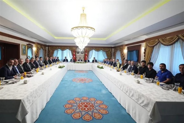 Bingöl'de hayırseverlerle eğitime destek zirvesi<