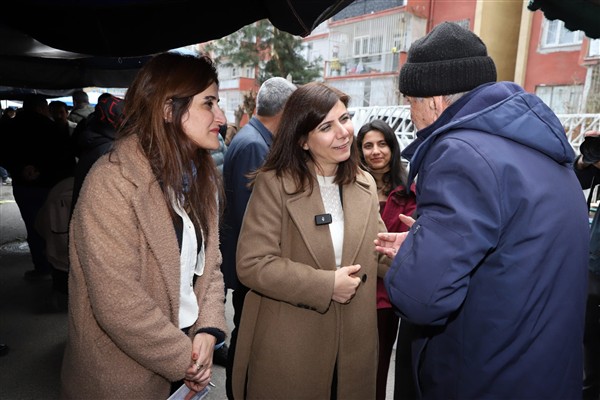 Eş Başkan Bucak, pazar esnafı ve yurttaşlarla buluştu