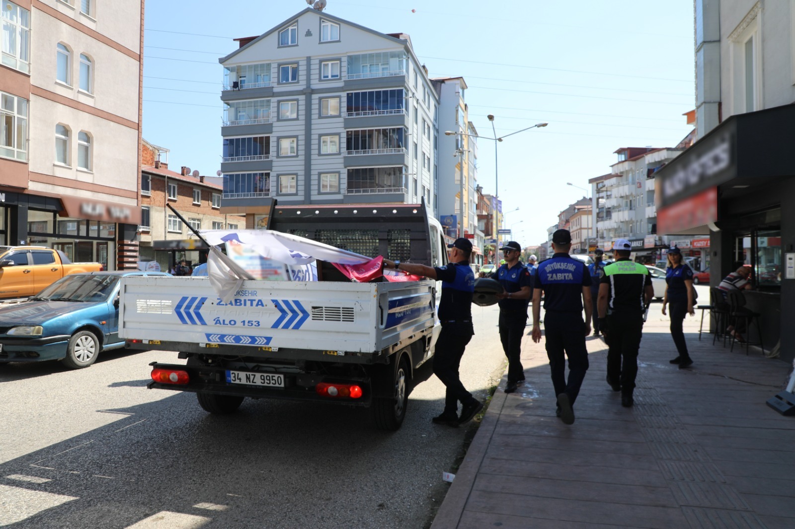 Ordu Büyükşehir Belediyesi Zabıta ekiplerinden kaldırım işgaline karşı denetim<