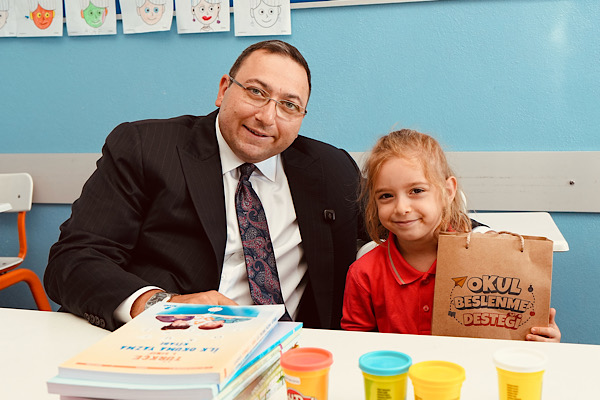 Üsküdar’da yeni eğitim yılı öğrencilere beslenme çantası desteğiyle başladı<
