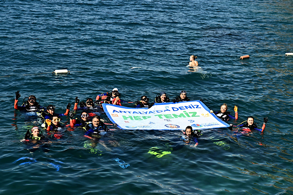 Antalya’da Dünya Temizlik Günü kapsamında deniz dibi temizliği yapıldı<