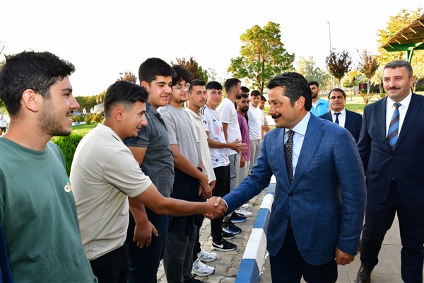 Vali Demiryürek, gençlerle bir araya geldi