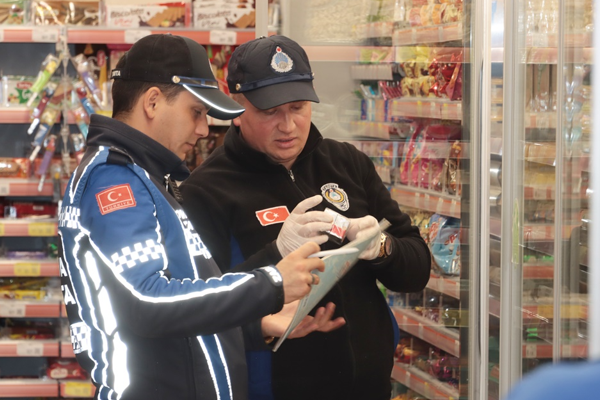 Yalova Belediyesi Zabıtasından market denetimi<