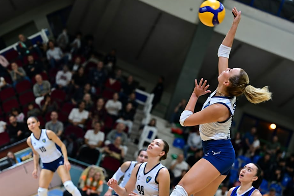 Karacabey Belediyespor voleybolda haftayı iki galibiyetle tamamladı<
