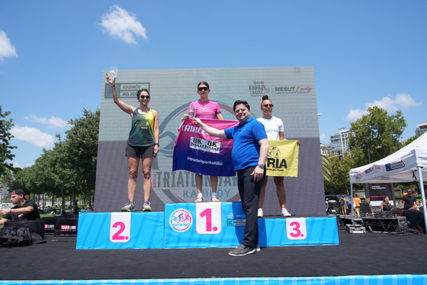 Kadıköy'de sprint triatlon heyecanı: Yaklaşık 500 sporcu yarıştı<