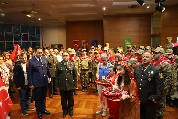 Bursa’da ‘özel askerler’ için kına eğlencesi<