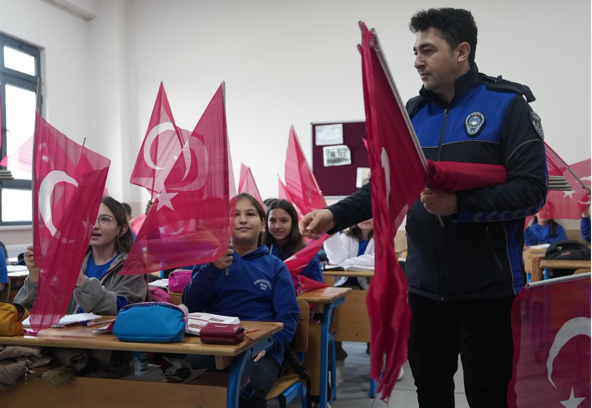Düzce Zabıtası, okullarda Türk bayrağı dağıttı<