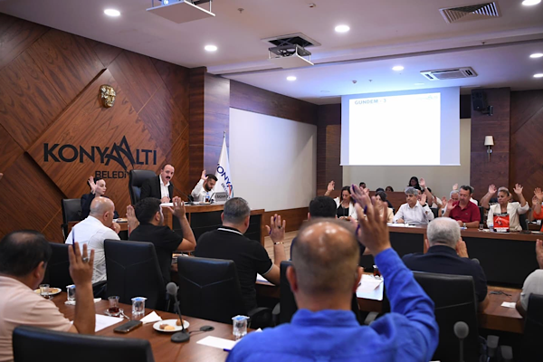 Muhittin Böcek’ten Konyaaltı Meclisi’ne mesaj