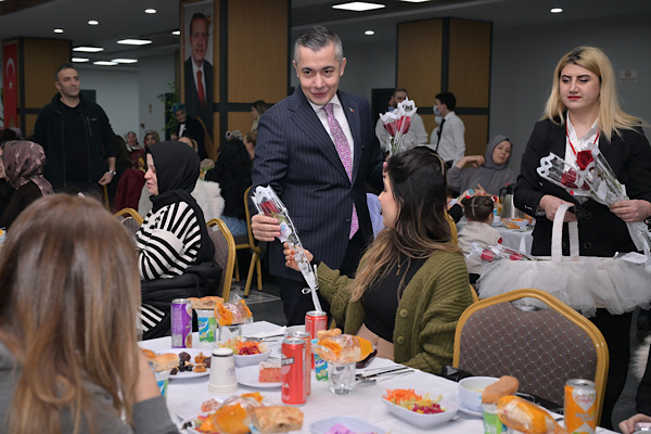 Başkan Vekili Aksoy, 8 Mart’ta Esenyurtlu kadınlarla iftar sofrasında buluştu