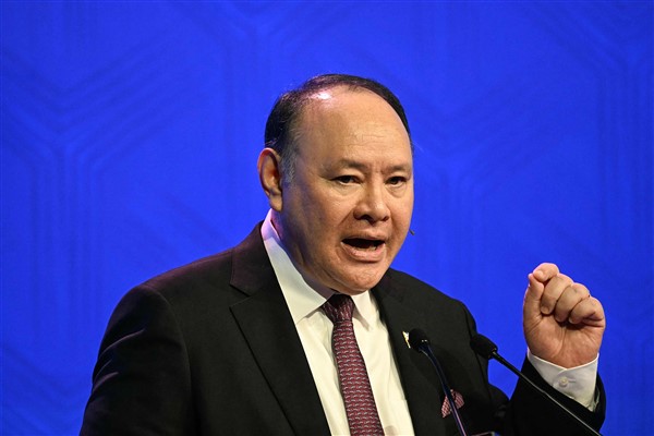 Çin, Filipinler Savunma Bakanı Teodoro’ya yaptırım uygulayacak<