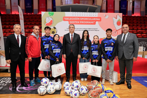 Adana’da öğrencilere spor malzemesi dağıtıldı<