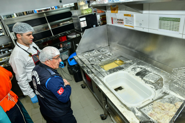 Esenyurt Belediyesi zabıta ekiplerinden denetim