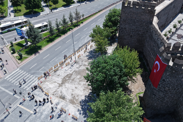 Kayseri Cumhuriyet Meydanı’nda yenileme çalışmaları sürüyor<