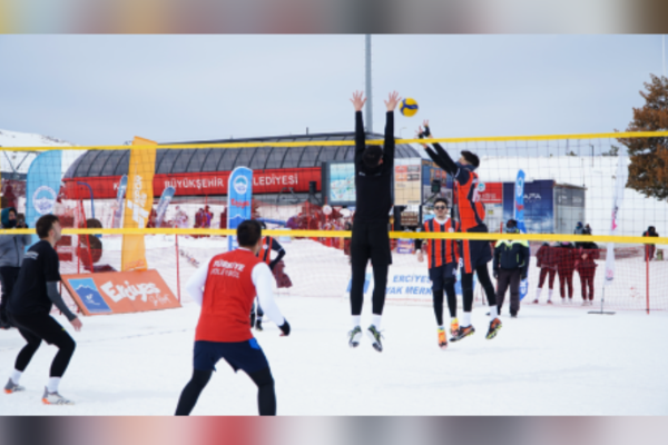 Kar Voleybolu Turnuvası düzenlendi<