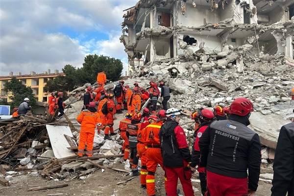 Kadıköy'de deprem tatbikatı düzenledi<