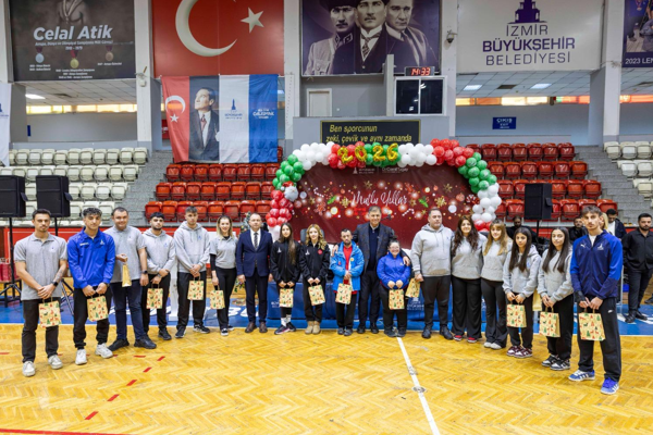 Başkan Tugay, yeni yıl öncesi sporcularla bir araya geldi<