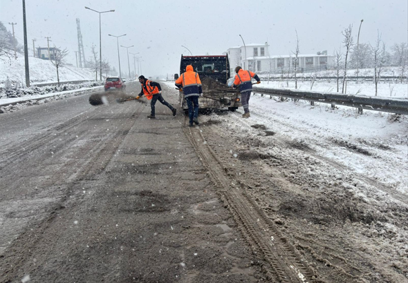 Diyarbakır'da kar küreme ve buzlama çalışmaları devam ediyor