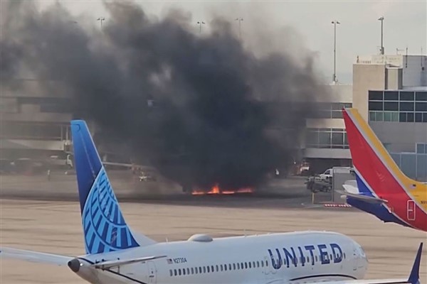 American Airlines uçağı ABD'nin Denver kentinde alev aldı