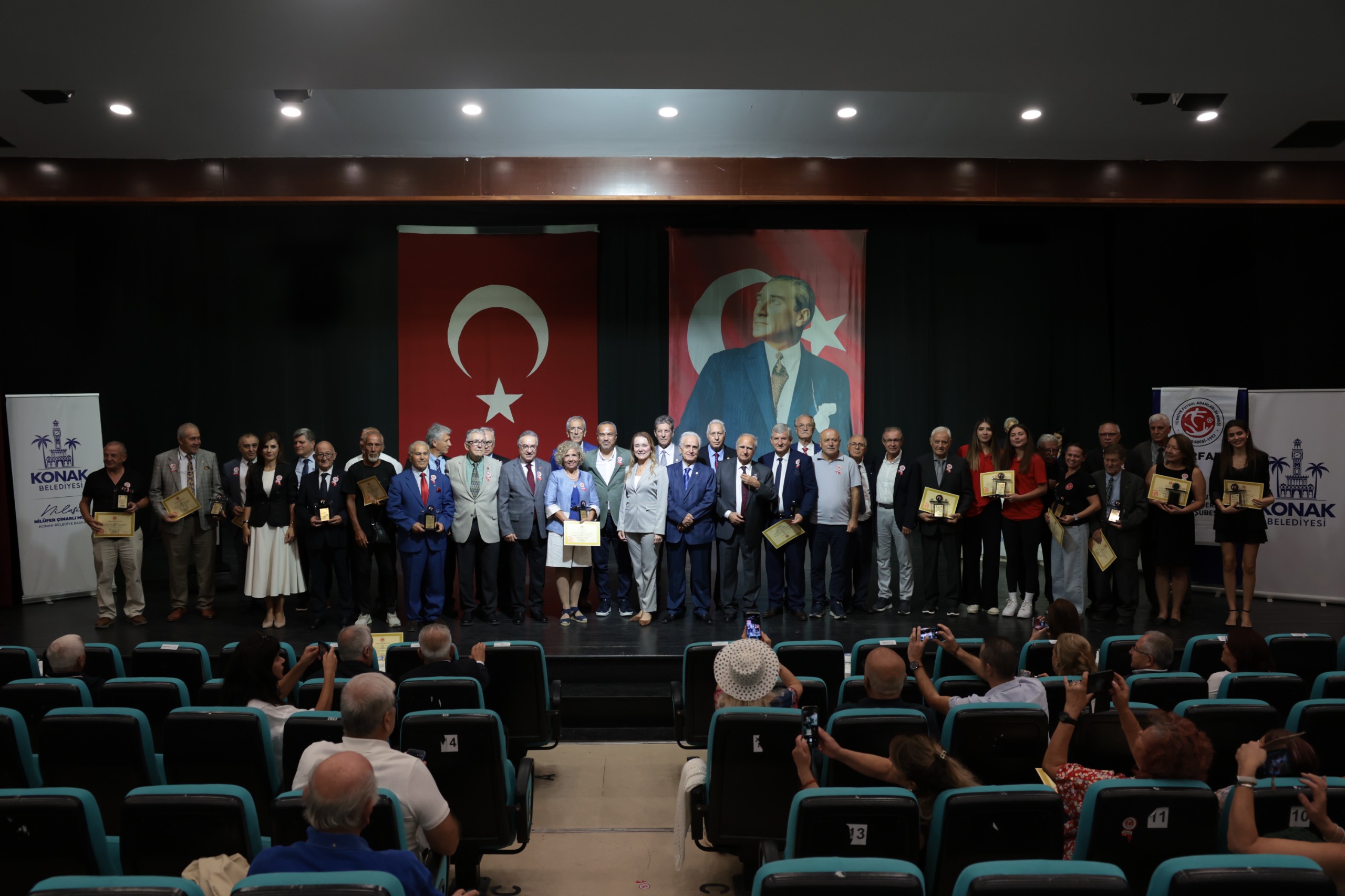 TÜRFAD İzmir Şubesinin 27. ödül töreni Konak'ta düzenlendi<