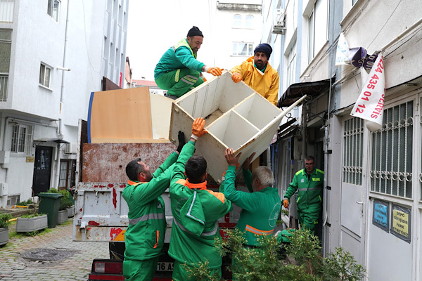Osmangazi’de çöp eve ekipler tarafından müdahale edildi<
