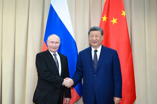 Cumhurbaşkanı Xi, Putin ile görüştü<