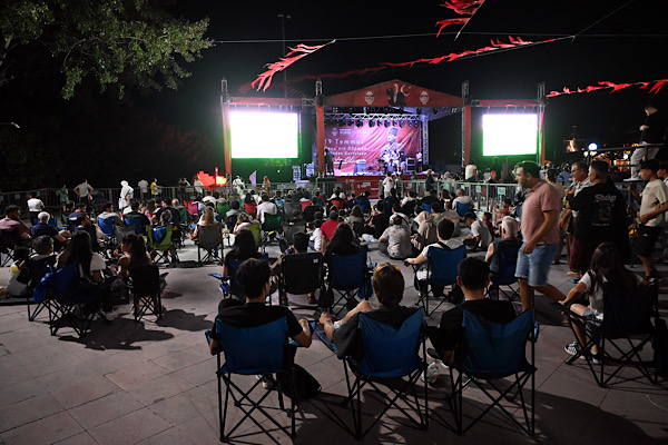 Yalova'nın kurtuluş yıl dönümü konser ve maç yayınıyla kutlandı