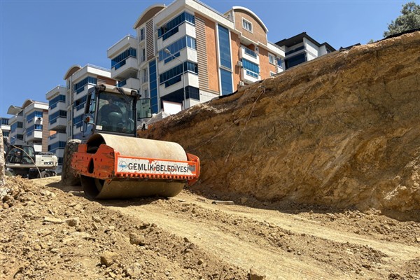 Gemlik’te yol açma ve düzenleme çalışmaları sürüyor <