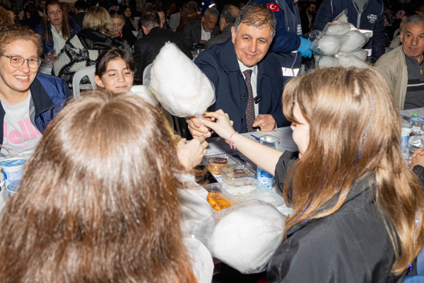 İzmir Büyükşehir Belediyesi'nin iftar sofrası Kemeraltı'nda kuruldu<