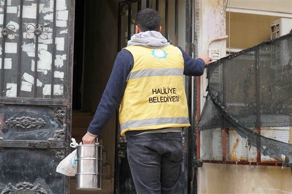 Haliliye Belediyesi ekipleri, sıcak yemek desteği sağlıyor