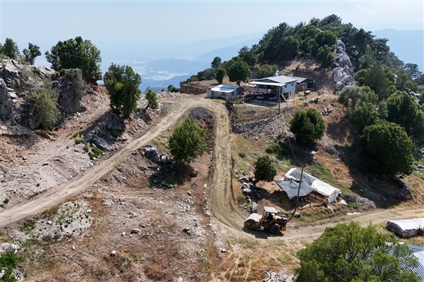 Kumluca Belediyesi'nden yayla yollarında bakım onarım<