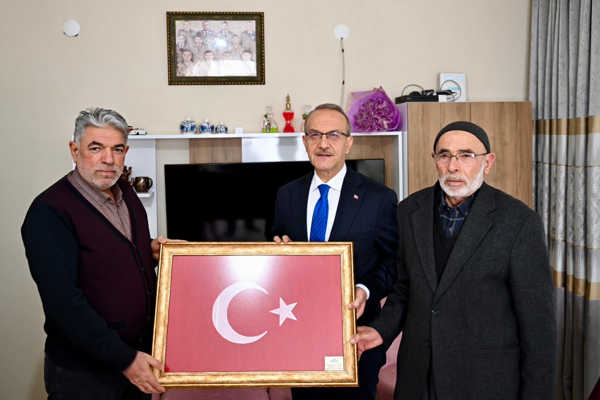 Vali Yavuz, şehit ailelerini ziyaret etti<