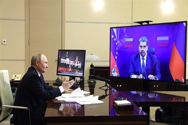 Maduro, ABD saldırısı durumunda silahlı mücadeleye geçiş önerilerini onayladı<