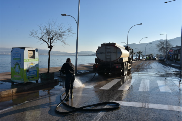 Gemlik Belediyesi'nden fırtına sonrası temizlik<