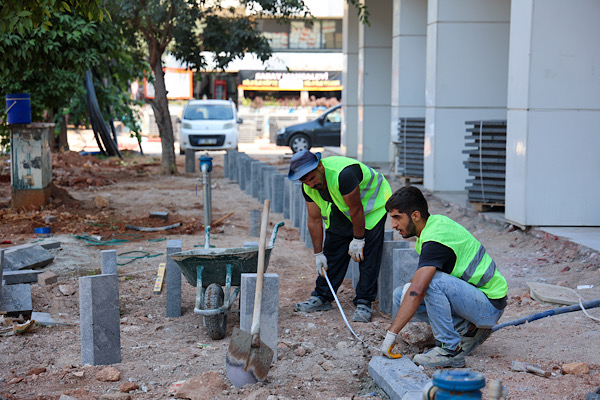  Antalya’da üç bulvarda kaldırım ve peyzaj düzenlemesi sürüyor