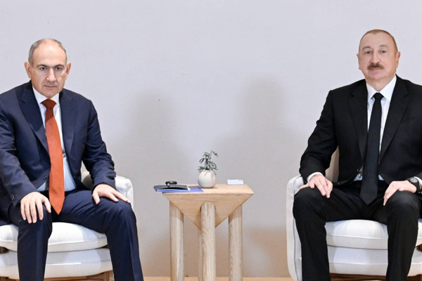 Azerbayan Cumhurbaşkanı Aliyev, Ermenistan Başbakanı Paşinyan ile görüştü<