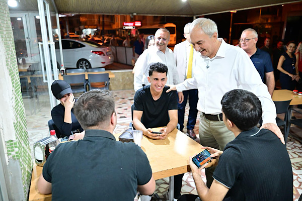 Kocagöz, Şafak Mahallesi’nde esnafla bir araya geldi<