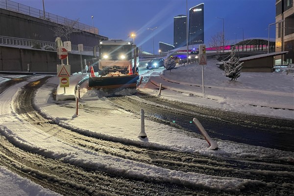 İBB ekipleri kar mesaisini sürdürüyor