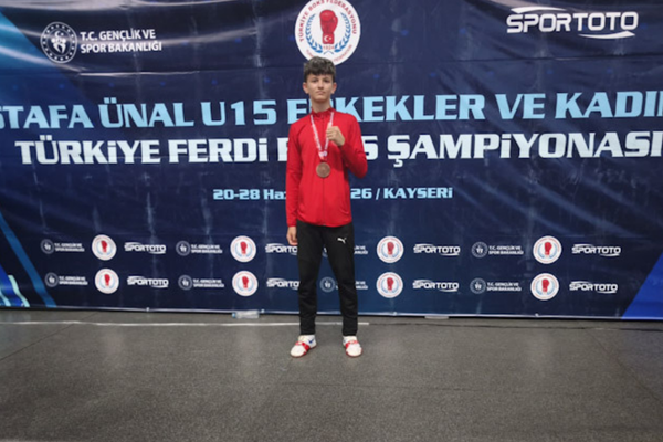 Kütahya Belediyesporlu genç boksör Mehmet Turan Delibaş, Türkiye üçüncüsü oldu<