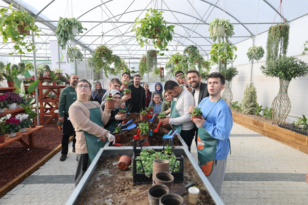 Özel bireyler, Bahçem Çayırova alanını ziyaret etti<