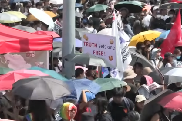  Filipinler'de gençlerin öfkesi büyüyor: Yüz binlerce kişi sokaklarda