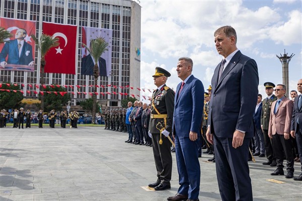 İzmir’de Cumhuriyet Bayramı kutlamaları başladı<