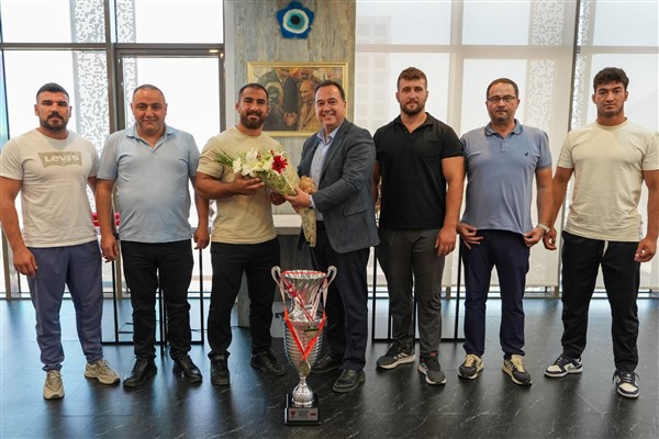 Kırkpınar finalisti Aktürk’ten Başkan Dutlulu'ya ziyaret<