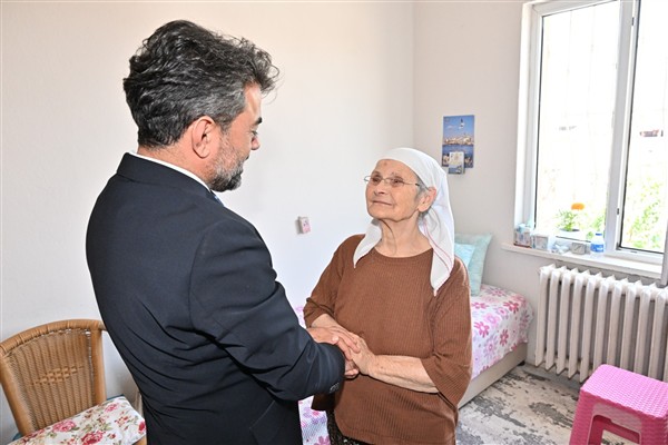Manisa Büyükşehir Belediyesi’nden huzurevlerine bayram ziyareti<