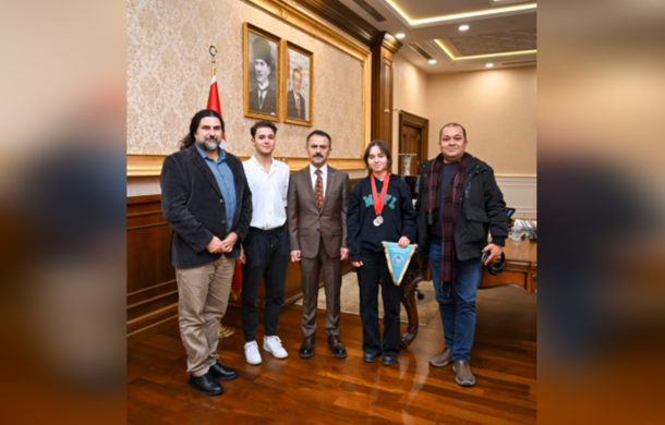 Körfez Buz Spor Kulübü başkanı ve sporcularından Vali Aktaş’a Ziyaret<