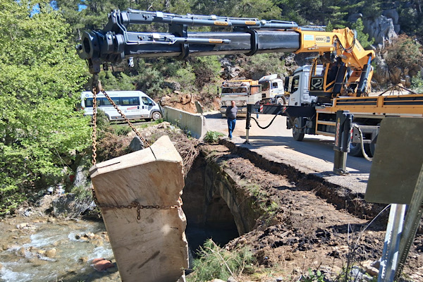 Antalya Büyükşehir Belediyesi, 60 yıllık köprüyü yeniliyor<