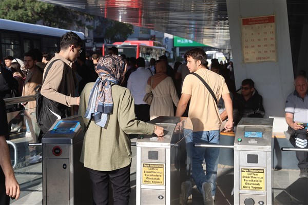 Büyükşehir'den üniversite öğrencilerine ulaşım desteği